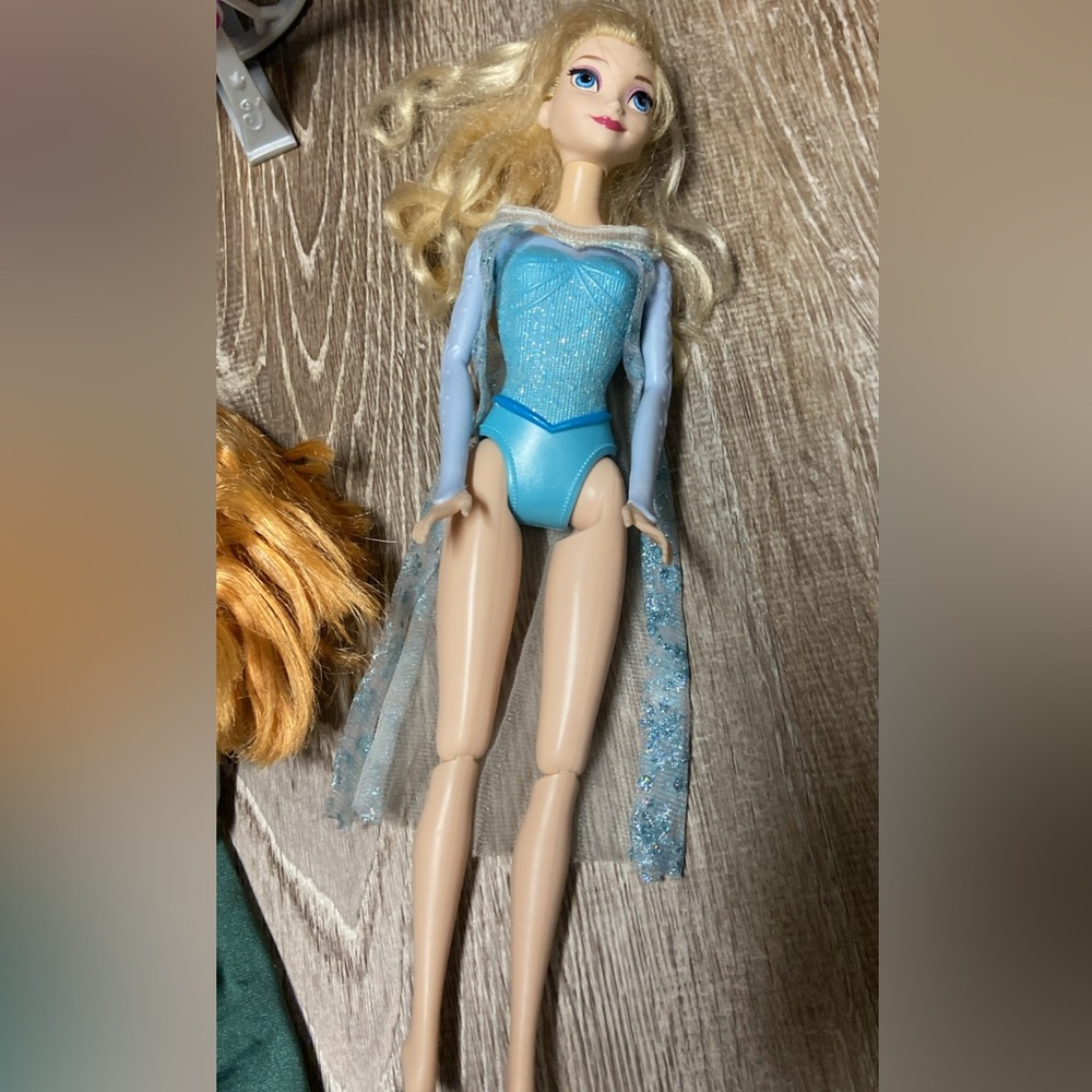 Disney Frozen Anna and Elsa's Musical Bicycle playset. - Picture 3 of 5